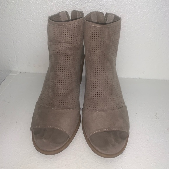 Cream suede heels - Picture 3 of 4